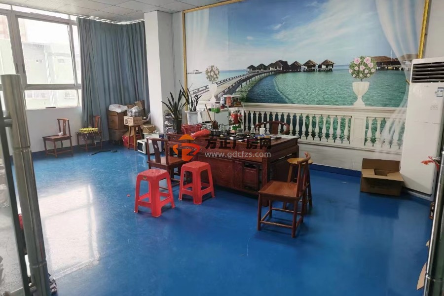 石排成熟工业区新出厂房3楼整层1950平方，全新地坪漆，有现成办公室，